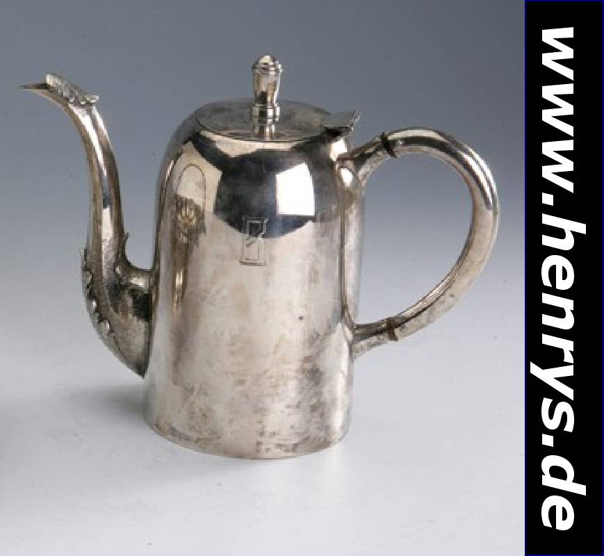 Moccakanne, wohl Schweiz um 1910, 900er Silber, glatte zeitlose Form, Deckel mit Scharnier, Griff mit Dämmringen, Ausguß abstrakt verziert, H ca. ...