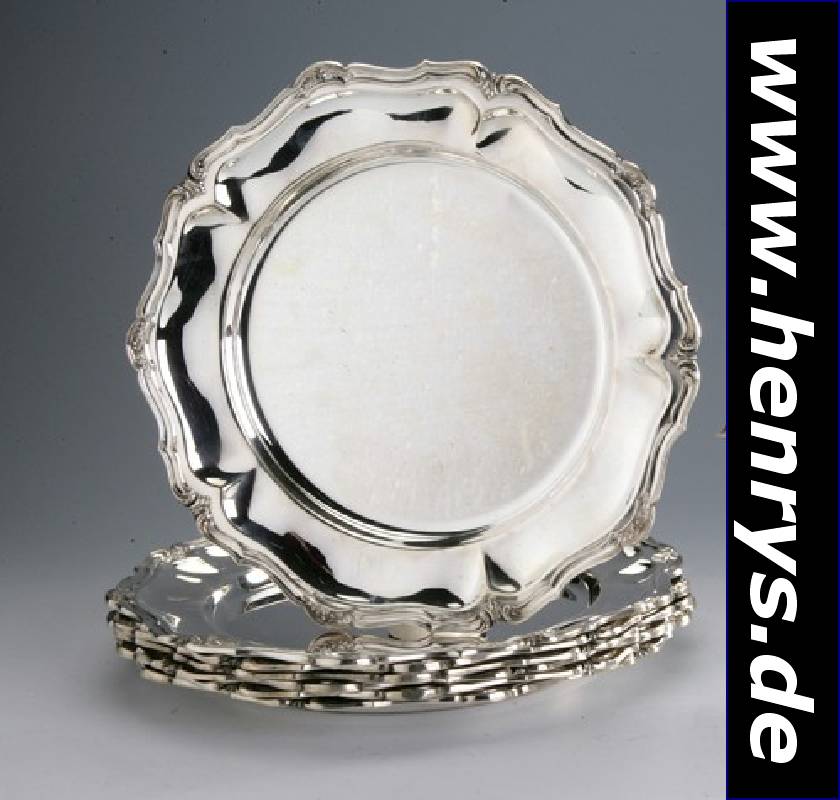 7 Platzteller, Peru, 925er Silber, Barockstil, Rand mit sparsamem floralem Dekor, min. verbeult, massive Ausführung, D ca. 29 cm, total ca. 2810 g