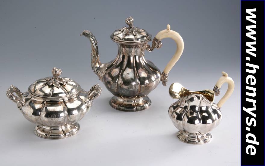 3-tlg. Kaffeeservice, Frankreich/Paris um 1840/50, Silber, bauchige Form, vegetabile Deckelbekrönungen, 2 x Elfenbeingriff, hervorragende ...