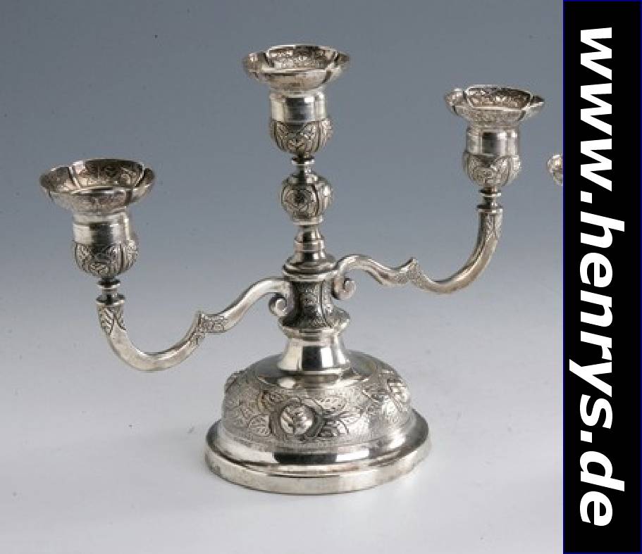 3-flammiger Kerzenleuchter, Mexiko, 925er Silber, abstrakt floraler Rosendekor, z.T. erhaben, schwere, massive Ausf., H. ca. 21 cm,B. ca. 27 cm, ca. ...