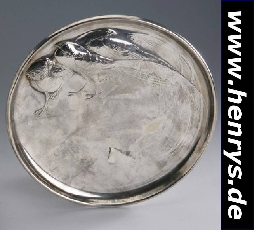 Rundes Tablett, Italien/Rom 20er Jahre, Silber gepr., Darst. von Fasanen ?, datiert 1926, D. ca. 22 cm, ca. 295 g