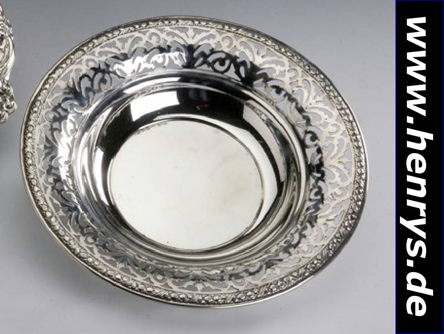 Anbietschale, Spanien, 916er Silber, Rand mit Durchbrucharbeit und floraler Verzierung, H. ca. 4 cm, D. ca. 25 cm, ca. 345 g