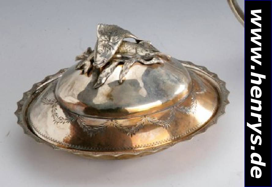 Kaviarschale, Rußland nach 1896, 84er Silber, graviert, auf Deckel aufgelegte vollplastische Fische, 11 x 19 x 15 cm, ca. 530 g
