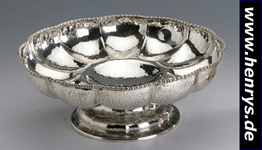 Fußanbietschale, Spanien, 916er Silber, Hammerschlagverzierung, mehrfach gebaucht, Perlleistenverzierung, hoher Standring, H ca. 11 cm, D ca. 28 ...