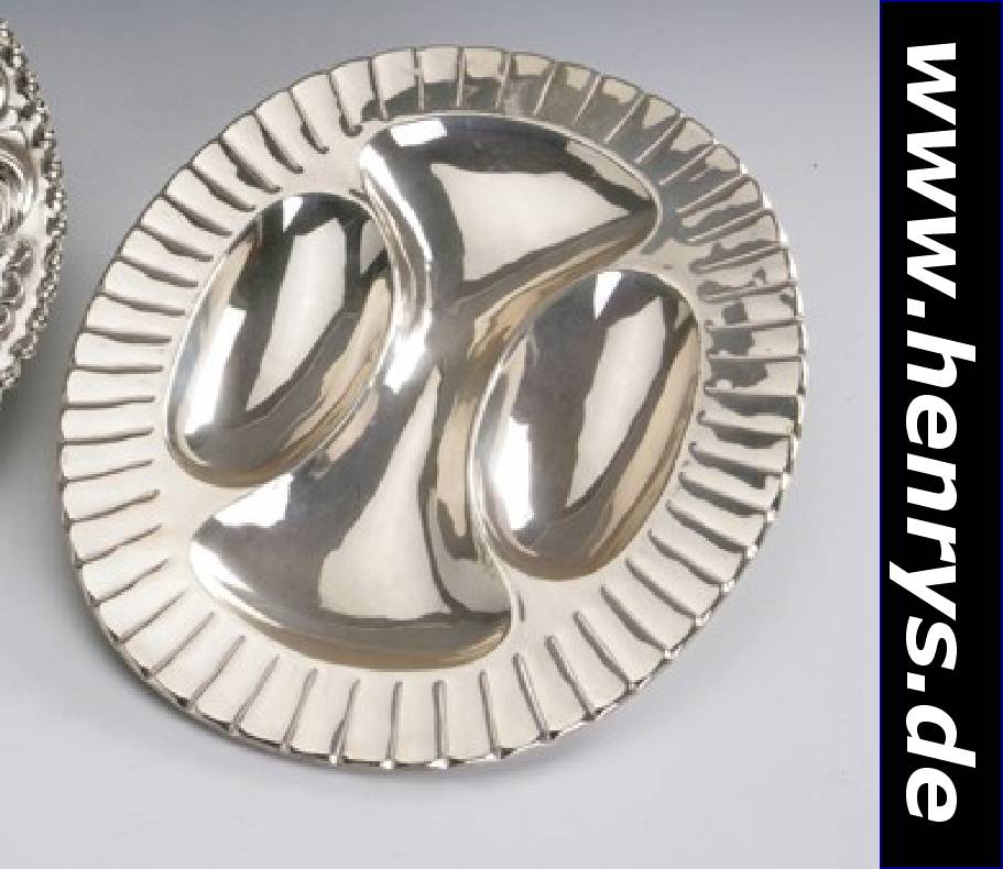 Anbietschale, wohl Mexiko, Silber gepr., 3 Vertiefungen, Rand mit Rillendekor, schwere massive Ausf., ca. 2 x 32 x 24 cm, ca. 710 g