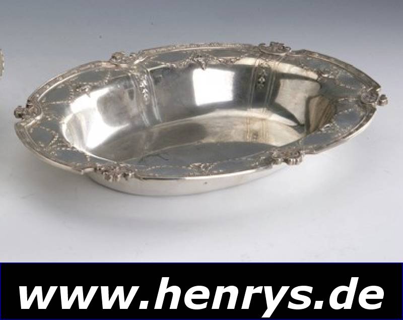 Anbietschale, Amerika, 925er Silber, mit Girlandendekor, abstrakt floral verziert, H. ca. 4 cm, D. ca. 30 x 22 cm, ca. 480 g