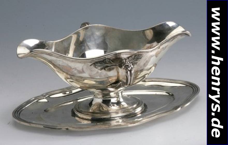 Sauciere mit integriertem Unterteller, Frankreich/Paris um 1900/10, 950er Silber, sign. Boulenger, seitl. Griffe, abstrakt floral verziert, Tablett ...