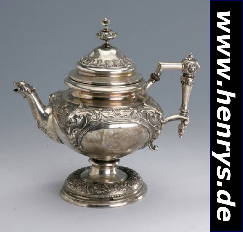 Teekanne, deutsch um 1870/80, Silber gepr., halbplastische Löwenköpfe, abstrakt floral verziert, Ausguß mit stil. Fischkopf, Perlleistenverz., ...