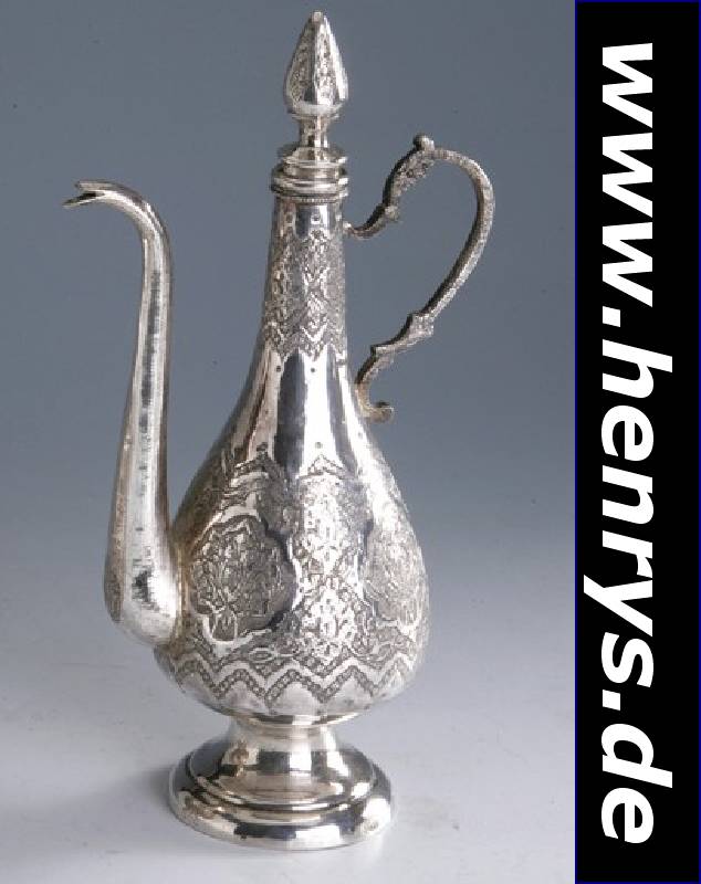 Ölkännchen, Silber gepr., Punze verschlagen, reich abstrakt-floral verziert, mit Stöp- sel, ca. 385 g, H ca. 25 cm, Handarbeit