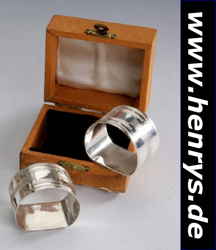 Paar Serviettenringe, England, Birmingham um 1900, 925er Silber, einseitig abge- flacht, geometrischer Dekor, Monogr.-feld frei, im orig.-Etui