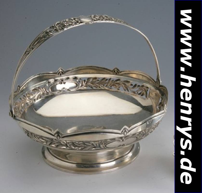 Henkelanbietschale, deutsch um 1900, 800er Silber, früher Jugendstil, florale Durch- brucharbeit, Griff umklappbar, Monogr.-feld frei, Standring, H ...