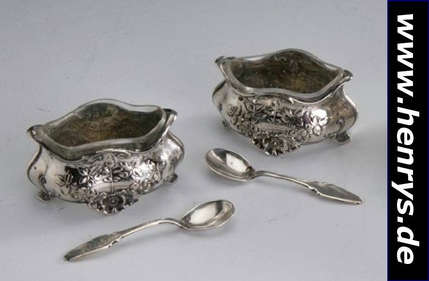 Salzschälchenpaar, Frankreich um 1900, 900er Silber, floraler Dekor, Glaseinsätze, Löffel sek.