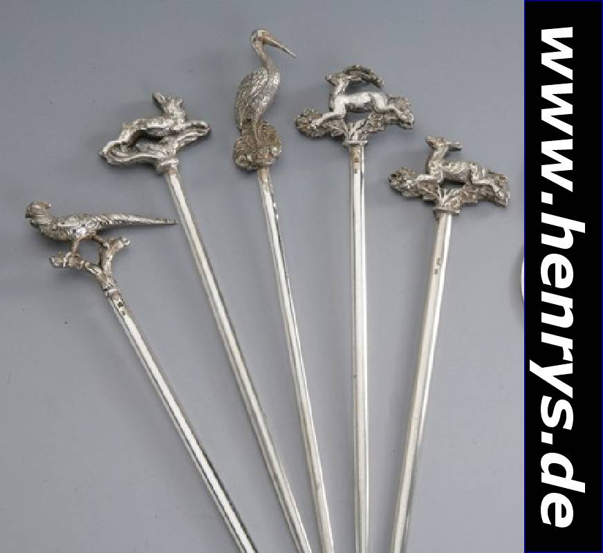 8 Fleischspieße, Frankreich um 1900, Metall versilbert, vollplastische Griffenden in Form von Wildtieren: Hasen, Fasane, Hirsch etc., L. ca. 23 - ...