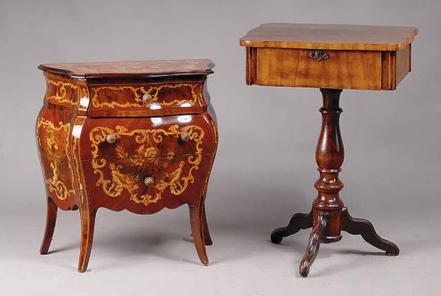 Nähtisch, deutsch, um 1900, Säule Buche, reiche Drechselarbeit, Balustersäule, 3 Auslegerbeine, 3-fach geschweift, integr. Schublade, diese ...