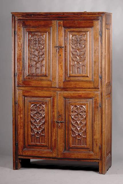 Sog. Doppelschrank, um 1880/90, nach gothischem Vorbild, Eiche massiv, Front u. Seiten auf Rahmen gearbeitet, Inlets a.d. Vollholz geschnitzt mit ...