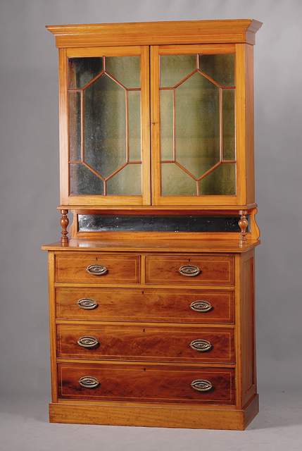 Aufsatzvitrine, England, um 1900, im Sheratonstil, Mahagonifurnier bzw. massiv, Fadenintasien, Vitrinenteil verglast u. versprosst, 2 Einlegeböden, ...