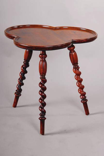 Beistelltisch, wohl England, um 1880/90, mass.Nußbaum, gedrechselte Beine, Tischplatte in Kleeblattform, Randleiste erhaben, 3-fach getreppt, als ...