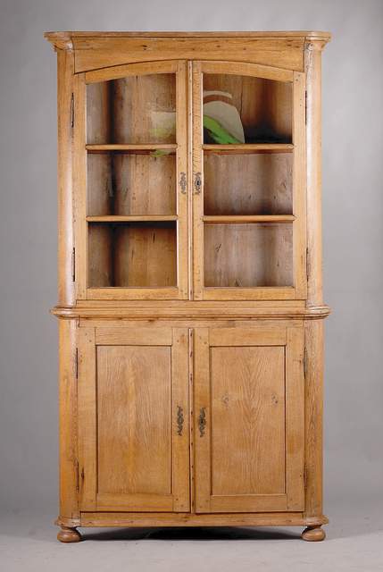 Eckschrank, norddeutsch, um 1820/30, massiv Eiche, Front auf Rahmen gearbeitet, Hirnholz, Füllungen massiv, Maserungen gegenläufig, Vitrinenteil ...