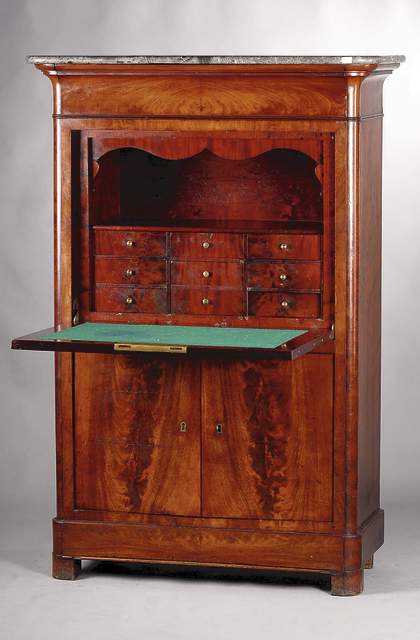 Schranksekretär, Frankreich, um 1850/60, Korpus WH u. Palisanter massiv, Pyramidenmahagonifurnier gesp. verlegt, Kopf m. integr. Schublade, 2-türig ...