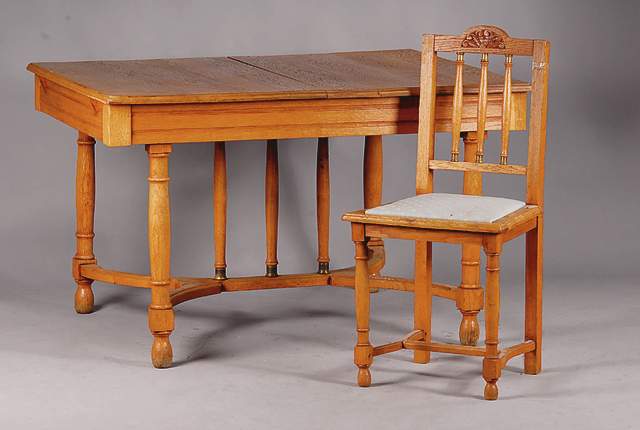 Tisch u. 6 Stühle, Frankreich, um 1900, ausziehbar, Korpus Eiche massiv, 2 Einlegeböden WH, Beine in Säulenform verschränkt, 6 Stühle passend m. ...