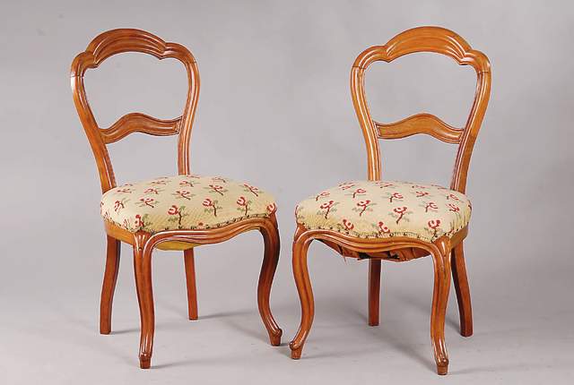 4 Louise-Philippe Stühle, um 1870, Nußbaum massiv, Rücken in Löffelform, allseitig geschweift, Beine u. Lehne gerieft, unrest., H.ca.92cm, ...