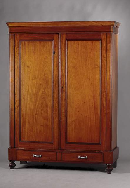 2-türiger Schrank, Frankreich, um 1900, auf Rahmen gearbeitet, Korpus HH/WH, Mahagonifurnier bzw. massiv, z.T. gesp. verlegt, punktueller ...