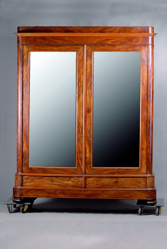 Schlafzimmerschrank, Frankreich, um 1870/80,wohl Elsass/Lothringen, kompl. auf Eiche gearbeitet, Wurzelnuß z.T. gesp. verlegt, 2 integr. Schubladen, ...