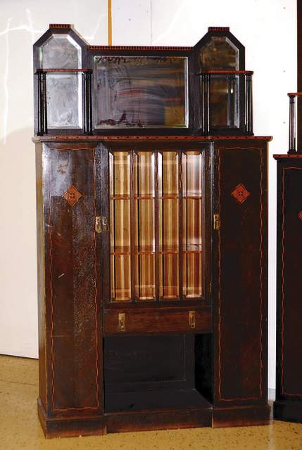 Detail a: Salonzimmer, deutsch, um 1904-08, Korpus HH/WH, Eichefurnier auf Mooreiche gebeizt m. grünl. Ton, z.T gespiegelt verlegt, Intasien Mahagoni u. ...