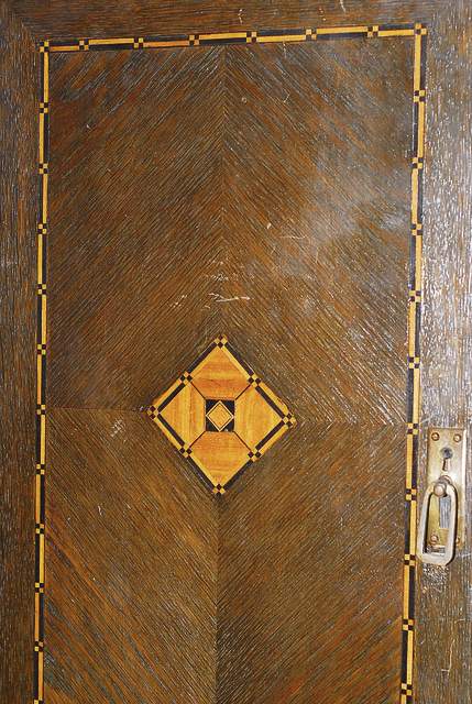 Detail b: Salonzimmer, deutsch, um 1904-08, Korpus HH/WH, Eichefurnier auf Mooreiche gebeizt m. grünl. Ton, z.T gespiegelt verlegt, Intasien Mahagoni u. ...