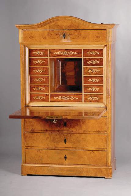 Schranksekretär, süddeutsch, um 1870/80, Korpus WH, Wurzelnußfurnier z.T. doppelt gesp.verlegt, 3 integr. Schubladen, Kopf m. integr.Schublade, ...