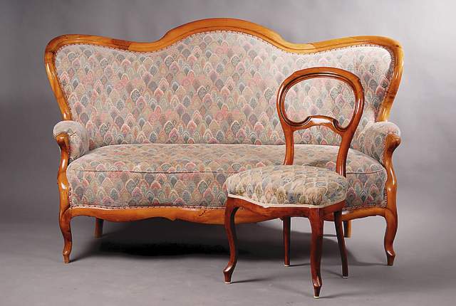 Sitzgruppe, bestehend aus 3 Brezelstühlen u. einem Spätbiedermeiersofa, westdeutsch, um 1835/40, sog. Louis-Philippe-Stil, Sofa: Gestell Nußbaum ...