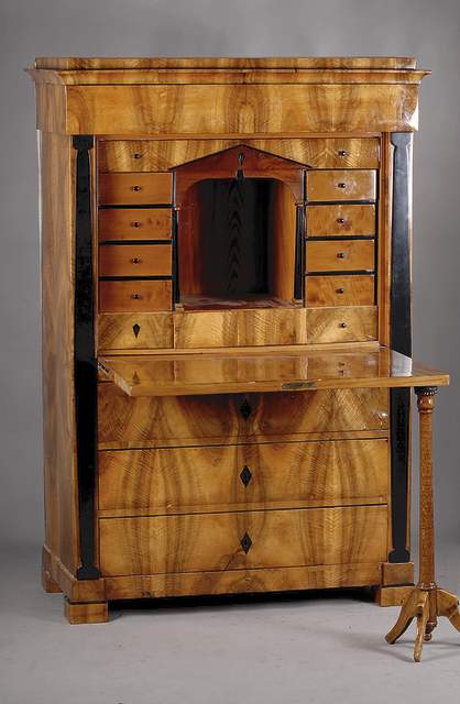 Biedermeiersekretär, süddeutsch, um 1815-25,reiner Klassizismus, auf Rechteck- u. Quadratformen aufgebaut, 4-schübig, dickes Wurzelnußfurnier, ...