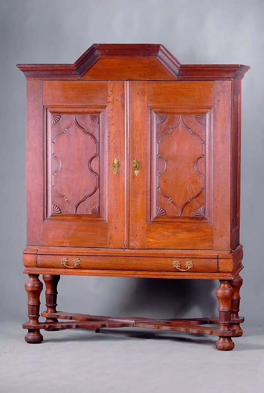 Stollenschrank, nordwestdeutsch/Holland, um 1750, Eiche massiv, Front u. Seiten auf Rahmen gearbeitet, Inlets einfach getreppt, Frontteil m. ...