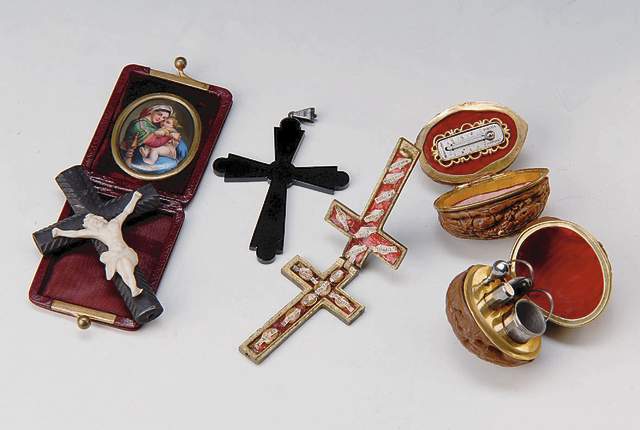 Drei Kruzifixe u.Heiligenbild in Etui, 1x Elfenbein/Holz um 1800, H.ca.8cm; 1x Messing zum Aufklappen mit Votivgaben, H.ca.8 cm; 1x Oxidian, ...