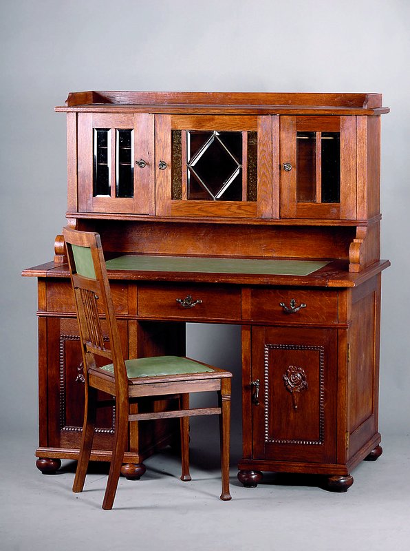 Aufsatzschreibtisch, deutsch, Jugenstil, um 1910, Korpus WH/HH, Eichenfurnier, sparsame aufgesetzte Schnitzereien, Blattfriesleiste, Oberteil ...
