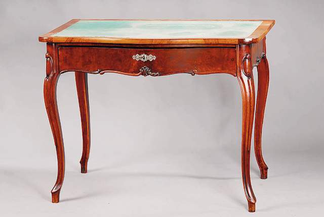 Damenschreibtisch, süddeutsch, um 1840/50, Korpus WH/HH, Zarge allseitig geschweift, Zierleisten aufgesetzt in Rocaillenform m. Akantusblattverz., ...