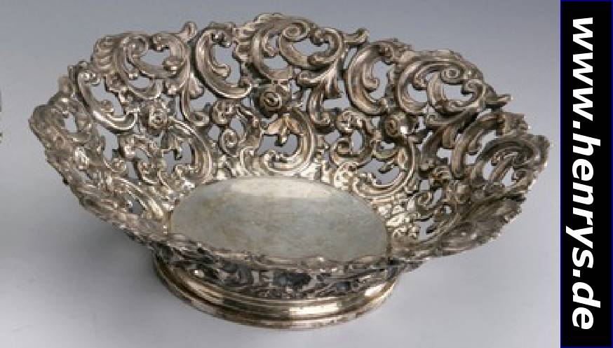 Anbietschale, 800er Silber, um 1835, Punzierung später, reicher Rokaillen-dekor, Wandung mit Durchbrucharbeit, Standring, H. ca. 8 cm, D. ca. 25 ...