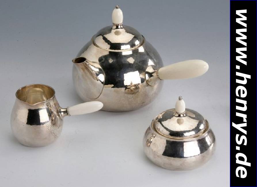 3-teil. Teeservice, GEORG JENSEN, Entwurf 1936, nach 1945 hergestellt, 925er Silber, Handarbeit, aufwendig, best. aus: Teekanne, Sahnegießer und ...