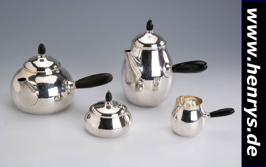 4-teil. Kaffee- und Teeservice, GEORG JENSEN, Entwurf 1936, nach 1945 hergestellt, 925er Silber, Handarbeit, aufwendig, best. aus: Kaffee- und ...