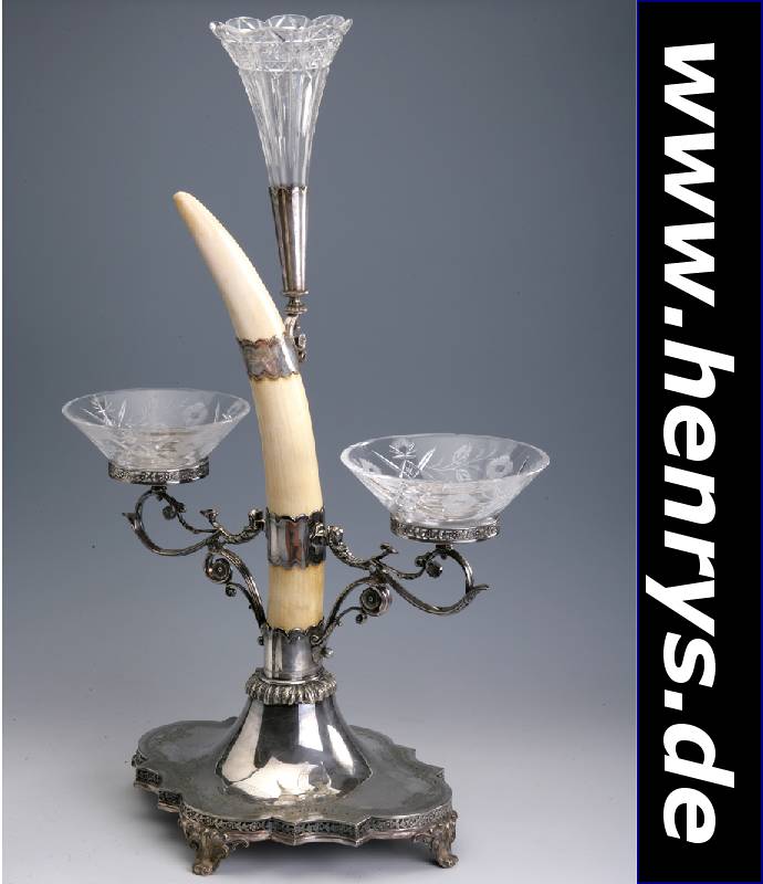 Konsolenaufsatz, Sheffield um 1880/90, Metall versilbert, graviert und punziert, erhabener Blumendekor umlaufend, auf 4 Barock-stilbeinen, Fußteil ...