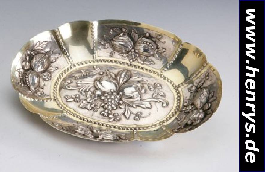 Anbietschale, Hanau um 1900/10, 800er Silber, Meistermarke MR, erhabener Früchtedekor, Perlleistenverzierung, ca. 3 x 23 x 17 cm, ca. 250 g