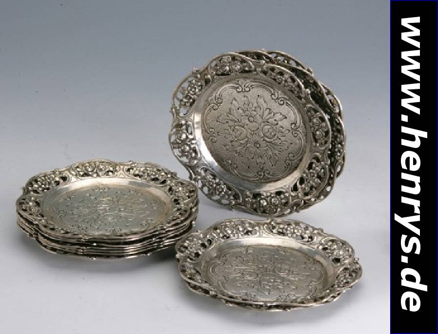 12 Untersetzer, deutsch, Hanau um 1900, 835er Silber, reich mit Blumen verziert, Rand mit Durchbrucharbeit, D ca. 12 cm, total ca. 1065 g