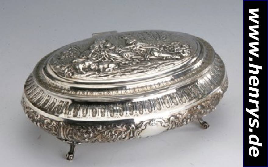 Deckeldose, deutsch, Hanau um 1900, 835er Silber, bez. Merie, aufwendige Arbeit, auf Deckel galante Szene in Landschaft, Deckel mit Scharnier, auf 4 ...