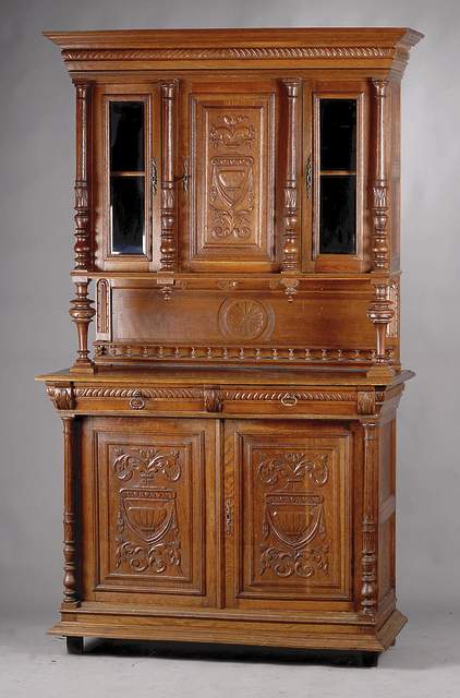 Aufsatz/Vielzweckschrank, Niederlande/Belgien,um 1890/1900, Eiche massiv, Korpus auf Rahmen gearbeitet, Inlets m. reichen Flachschnitzereien a.d. ...