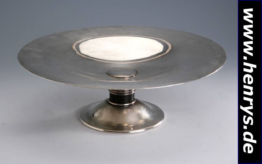 Große Fußanbietschale, Frankreich, CHRISTOFLE, um 1932/35, Metall versilbert, Standfuß mit schwarzem Hartlack, reines Art-Deco, H ca. 12 cm, D ...