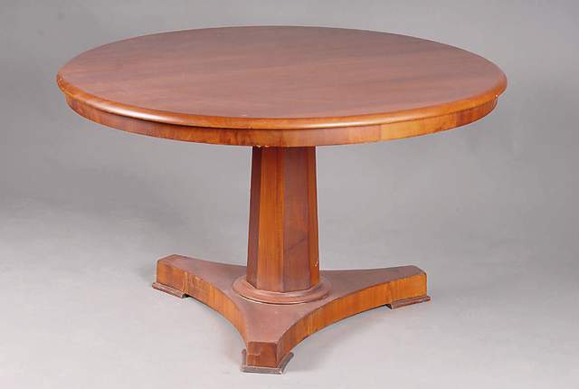 Clubtisch, Fußteil um 1820/30, Kirschbaumfurnier, Säule 8-eckige, Platte aus der Zeit, Deckplatte neu furniert, Fuß alt belassen, bestoßen, ...