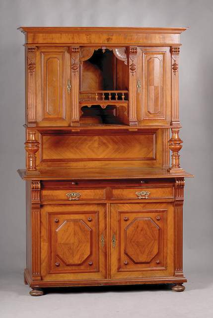 Aufsatzschrank, deutsch, um 1900, Korpus WH/HH, Wurzelnußfurnier gespiegelt bzw. 2x gespiegelt verlegt, aufgelegte 8-eckige Kissen mit gesp. ...