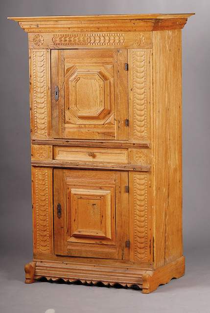 Bauernschrank, Nordhessen, nach Vorbild von 1750, Eiche massiv, Front z.T. auf Rahmen gearbeitet, Flachschnitzereien a.d. Vollholz, Rosetten u. ...