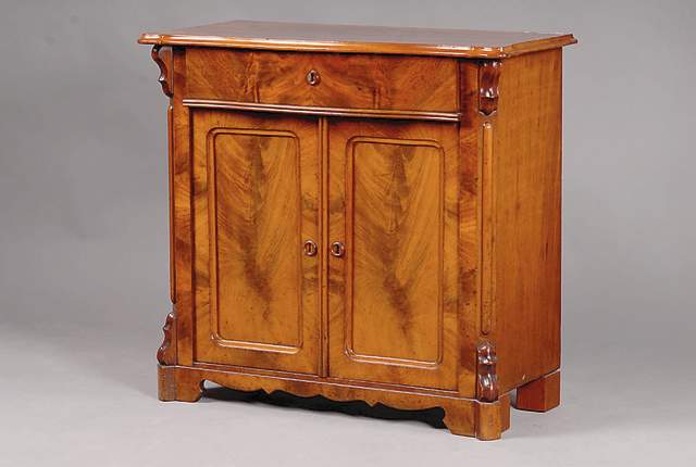 Halbschrank, norddeutsch, um 1840/50, Korpus Weichholz, Pyramidenmahagoni gespiegelt verlegt bzw. Lisenen und Umrandung z.T. Mahagoni quer verlegt, ...