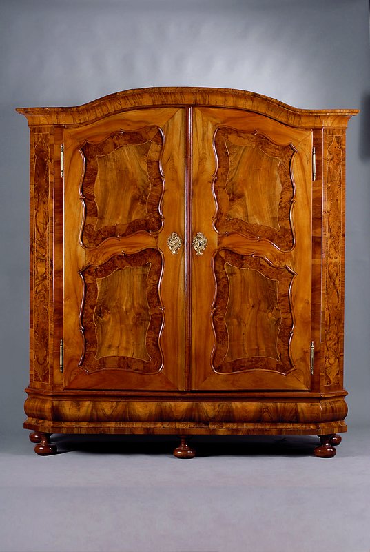 Prunkschrank, Rokoko, südwestdeutsch, um 1750/60, Korpus WH, abgeflachte Ecken, Wurzelnußfurnier z.T. quer u. vielfach gesp. verlegt, ...